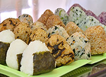 写真：7種類のおにぎり